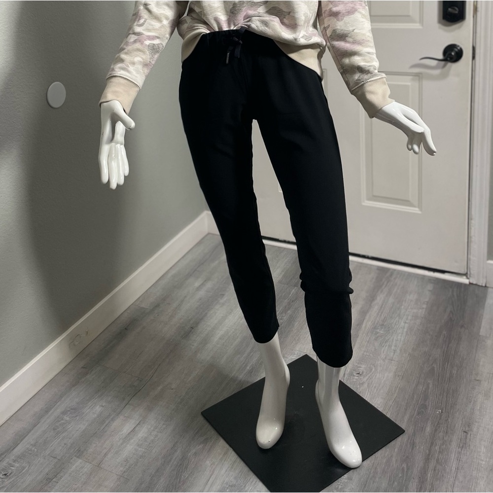 🖤 Lululemon Athletica Black on the fly pant
Looks new size 2